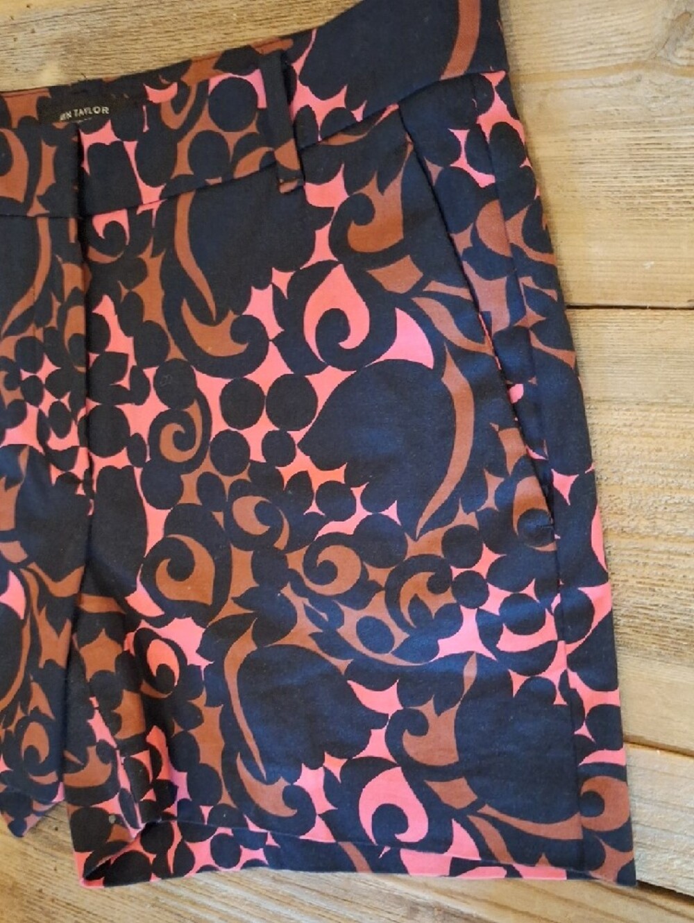 Ann Taylor Black and Pink Scroll-Print Shorts. Size 2 - Picture 3 of 9